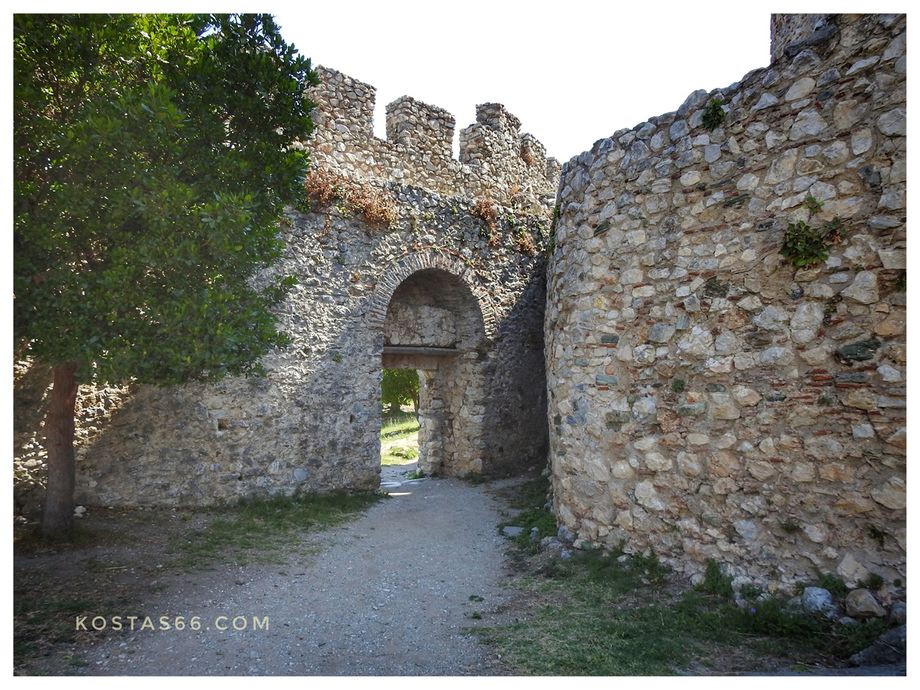 The entrance from the main castle courtyard to the donjon courtyard.
