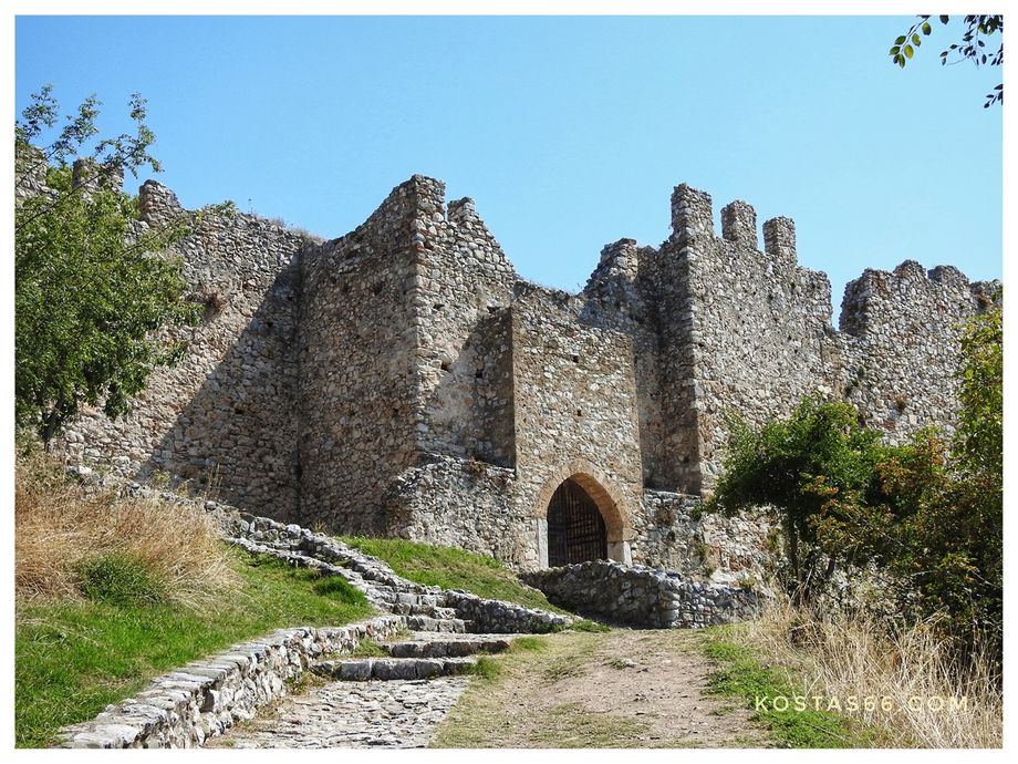 The (only) gate of the castle.