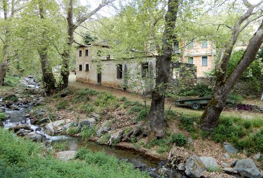 The stream that divides the Metaxochori running through it.