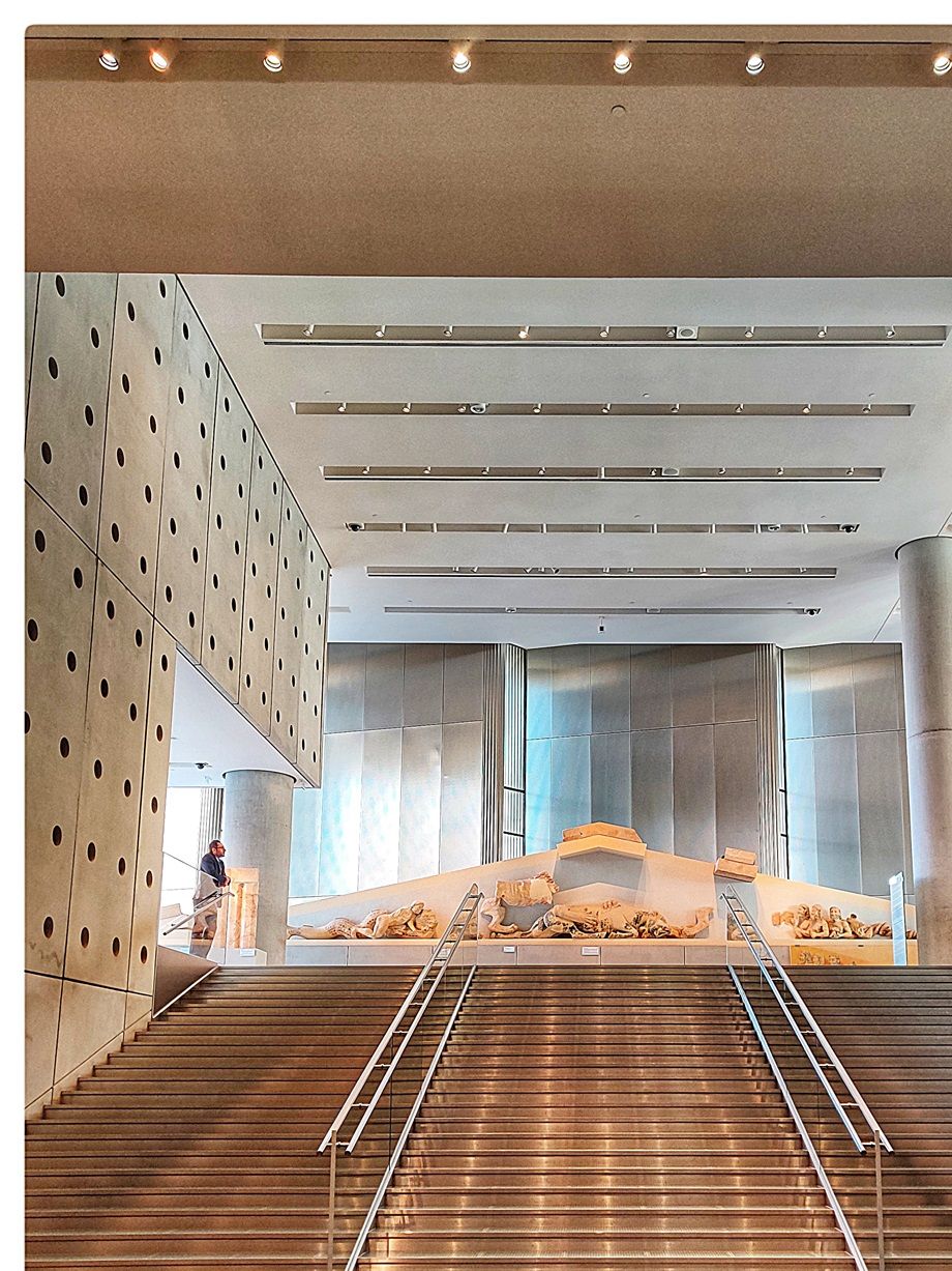 At the first level of the museum the long rectangular hall, the sloping floor and the staircase at the end refer to the rock climb.