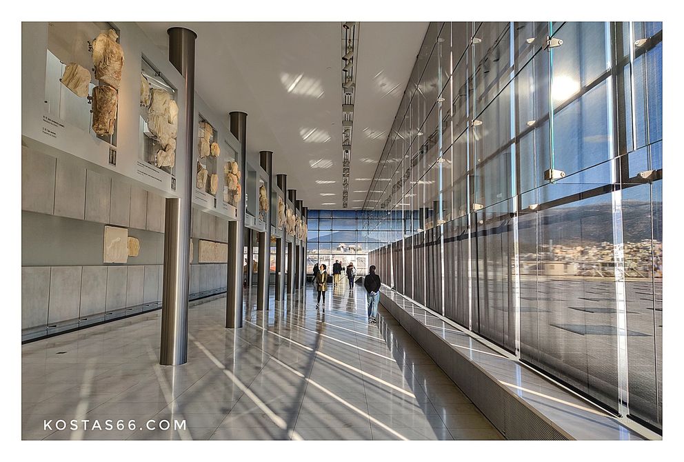The metopes of the temple were suspended at a height of 2.65m. between stainless steel columns supporting the roof of the room. The metopes depict the mythical battles of gods and humans: battles with the Centaurs, the Giants, the Amazons, and the Trojan War.