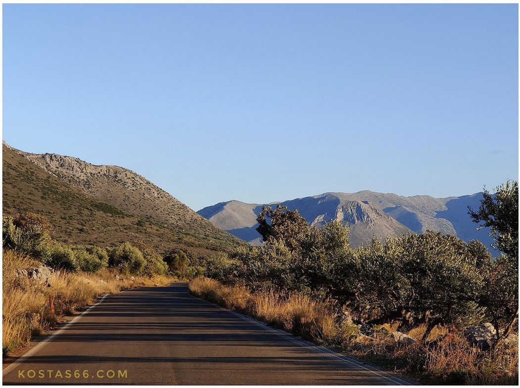 The road from Platsa to Oitylo is especially beautiful in the late afternoon, when the sunset colors cast their magic on the bare mountains.