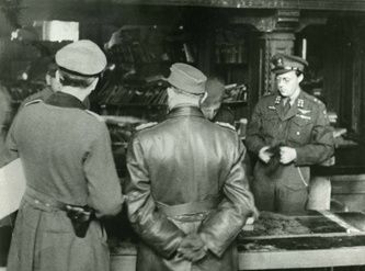 Foto: chef-staf Reichelt van generaal Blaskowitz en zijn tolk spreken met generaal Foulkes.