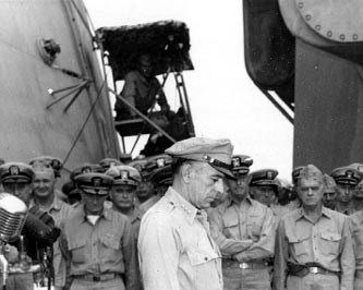 De Japanse minister van Buitenlandse Zaken Mamoru Shigemitsu ondertekent de Japanse capitulatie aan boord van het Amerikaanse slagschip USS Missouri.