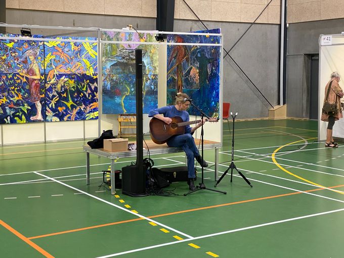 Michelle Birkballe åbnede Kunst i Favrskov med fængende og humørfyldte melodier fra sit repertoire. Med Hans Krulls billeder som baggrund