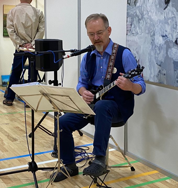 Niels Østergaard sang egne sange og akkompagnerede sig selv på ukulele