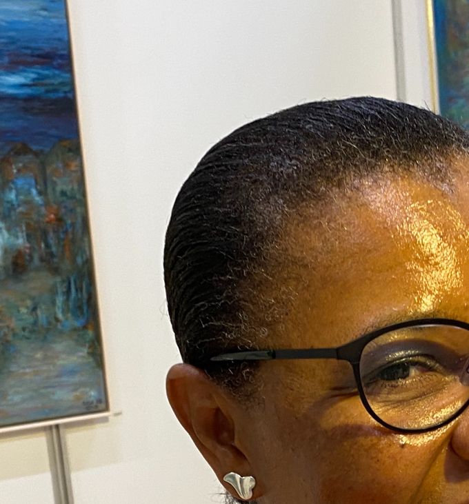 Under Kunst i Favrskov blev det afsløret at en af kunstnerne Eme O. Willie havde vundet en pris på en udstilling i Rom. P. gr. af Corona kunne hun desværre ikke selv være til stede, men fik det glade budskab på sin computer