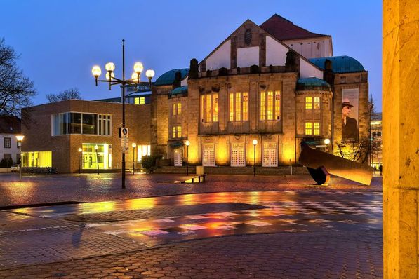 Platz der deutschen Einheit und dem Theater Osnabrück