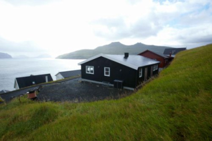 Fra sommerhuset kan du se ud over havet. Du kan se 6 øer.
Stremoy som kvivik er på.
Vagar som ligger til højre for sommerhusets udsigt over havet.
Hestur som ligger ind mod Stremoy.
Koltur som ligger længst mod Vagar.
Sandoy som ligger bag ved og mellem Hestur og Koltur. Endelig kan man i klart vejr se Suderø. Den kommer frem bagved og mellem Koltur og Vagar.