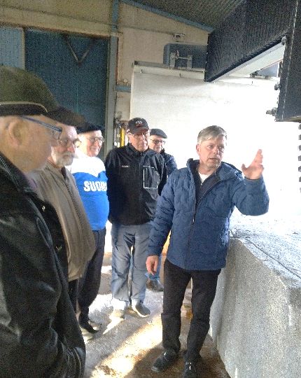 Graniittia leikataan isolla terällä, jota toimitusjohtaja Esa Vikman esittelee