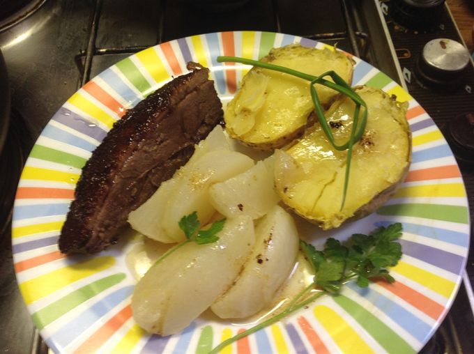 Magret braisé, navets glacés et pomme de terre au four sauce au Thym laurier