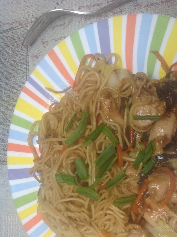 Poulet aux champignons noirs , nouilles sautées au petsai,,