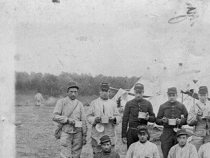 Camps de Souge, 3 novembre 1914. Edouard est le 2ème soldat à droite en partant du bas.