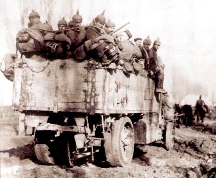 Nous fumes chargés sur des camions...
