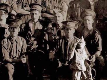 Jackie et Albert avec leurs camarades de régiment.
