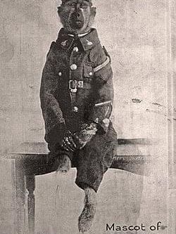Carte postale présentant Jackie, amputé, en héros de guerre.