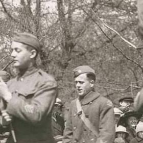 Stubby marchant au pas avec son régiment lors d'un défilé.
