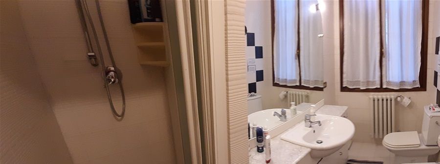 Bagno privato con doccia