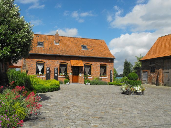 La ferme de Gabrielle
Gîte à la ferme 3 épis
43 rue de la mélune 7783 Le Bizet
00 32 56 58 87 93
audreydevroede@yahoo.be