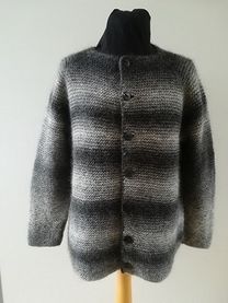 Retstrikket jakke med raglan