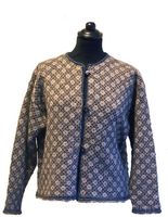 Dess 82001 - mønsterstrikket cardigan, maskin- eller håndstrikket
