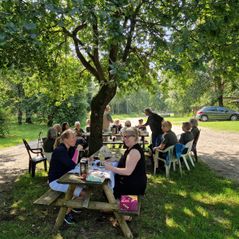 20240718_103157 Wandelaars houden pauze op de tuin, net als de vrijwil
