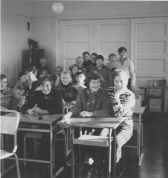 Skjånes Skolekapell. Foto: Kåre Ellevseth, høsten 1956. 6. og 7. klasse elever. 1.rekke: Reidun Bavda, Solveig (Gulle) Fredriksen (datter av Julie og Edgar), Synnøve Eriksen (datter av Nanna og Halfdan), Rosel Fredriksen.
2. rekke: Ottar Mikalsen, Torunn Andersen.., bak Torunn: Hermod Jørgensen, bakerst i mørk genser er Birger Fredriksen, Svein Eriksen, Torbjørn Sund, Tvillingene Gunleif og Kai Olsen (en av dem ved ovnen), Martin Mikalsen helt til høyre. Info: Ragnar Morten