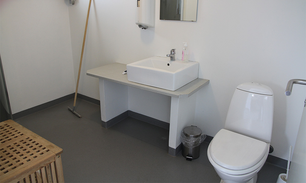 Der er god plads i de store kombinerede baderum med toilet.