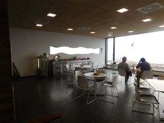 Sehr angenehme Atmosphäre in der Cafeteria mit gigantischen Ausblick in die Lavafelder