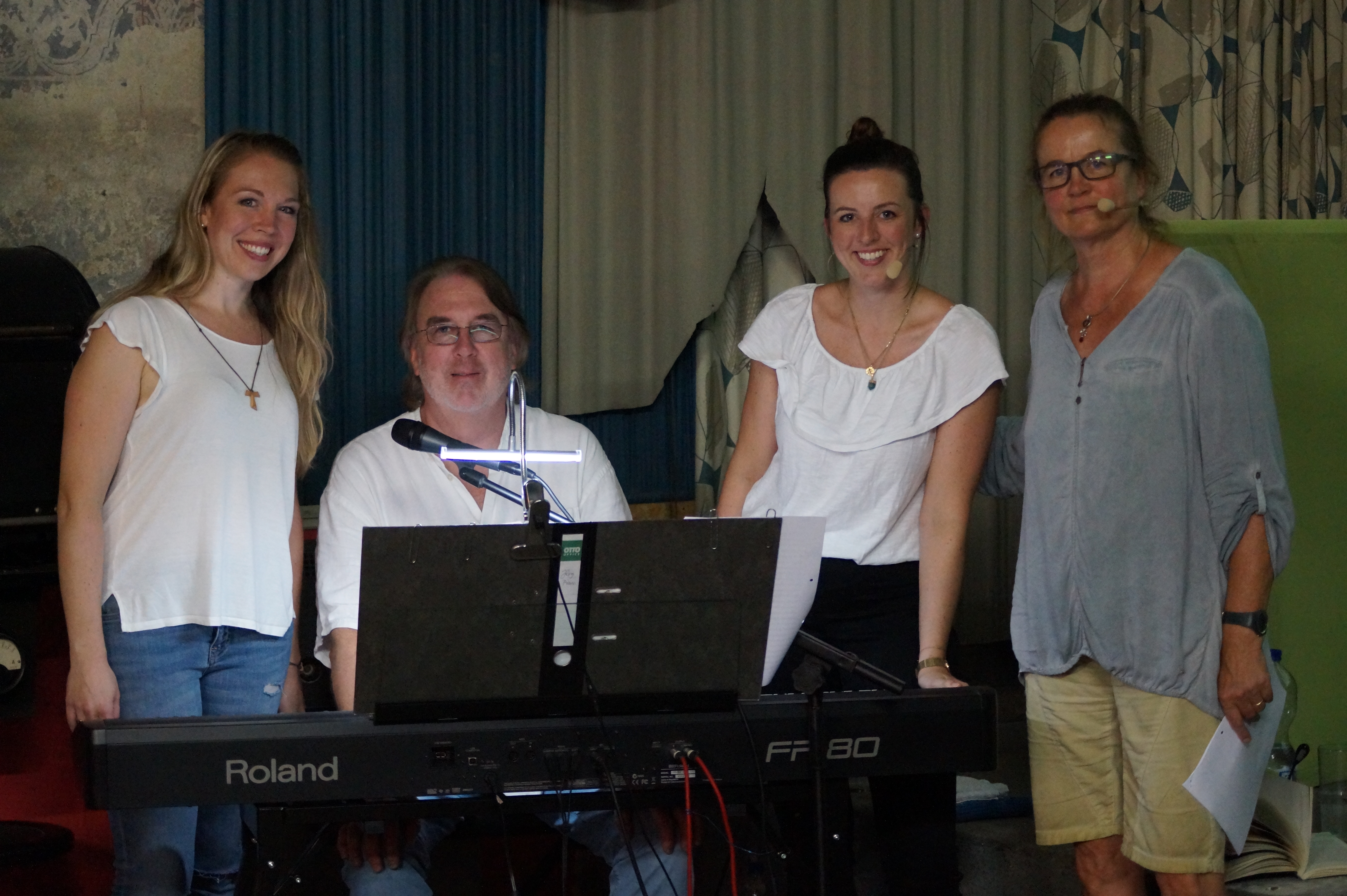 Sprecherin und Journalistin Lara Hoffmann im Lichtspielhaus in Ginsheim bei der musikalischen Live-Bilderreise "Zu Fuß nach Rom" über den Pilgerweg Franziskusweg in Italien.