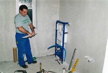 Gæstetoilet installeres. Ca. november 2000.