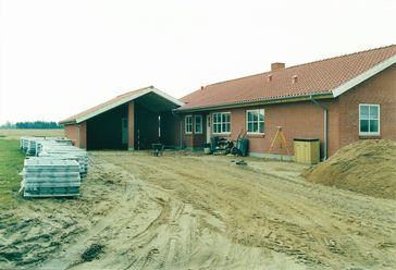 Flisebelægning. Ca. april 2001.