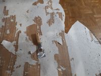 Kuukausi vaihtui joulukuuksi. Kohta saadaan ottaa yksi lattialevy pois rakentamisen tieltä. Sitä ennen pitää poistaa vanha muovimatto ja sehän onkin helpommin sanottu kuin tehty. Liima jolla lattiamatto on liimattu, on yllättävän sitkeää. Hidasta työtä mutta tämäkin on vain tehtävä.