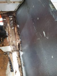 Tuo lattialla oleva pätkä saatiin pois. Aikaa vievää puuhaa mutta itselle tätä tehdään. Uutta opitaan koko ajan ja välillä huumorin turvin jatketaan eteenpäin.