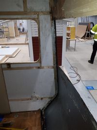 Märät ja lahot puut on poistettu. Liimat ynnä muut koitetaan saada mahdollisimman hyvin pois jotta saadaan tasaista jälkeä aikaiseksi. Monenmoista konstia saa käyttää jotta työ onnistuu.