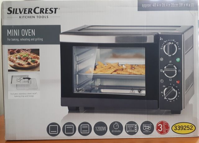 Keittiöön hommattiin tämä uuni. Tykätään kokkailla eri tavoin niin hyvä olla erilaisia keinoja sitä varten. Seuraavaksi mietinnässä grilli, hiiligrilli olisi paras mutta ilmeisesti moni caravanalue ne kieltää.