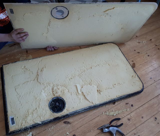Ulko-oven eristeet menivät vaihtoon. Hieman hankala oli saada tuo auki mutta lopulta rautasahan terä sekä käsisaha olivat toimivin konsti.