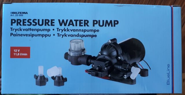 Vesipumpuksi valittiin tämä. Sopii meidän keittiön ja kylpyhuoneen hanoille. Paljon kaikenlaista ollaan jouduttu ja saatu opiskella tämän projektin myötä ja onhan se ollut kieltämättä mukavaa.