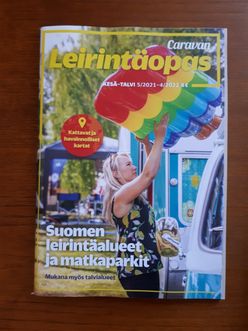 No mutta, mikäs siellä postiluukussa odottikaan? No tämä tietysti. Tuli kiire keittää kahvit ja sitten pläräilemään opusta. Monta tuttua paikkaa löytyi ja paljon mielenkiintoisia paikkoja joihin varmasti tulemme jossain vaiheessa menemään kunhan saadaan Lauri-Matilda valmiiksi. Monenmoisia seikkailuja varmasti meillä edessä. Niitä on jo tämän projektin aikana tullut vastaan ja monia mielenkiintoisia ihmisiä on tavattu kun ollaan hankittu osia/tavaroita vaunuun ja toisaalta samaan aikaan ollaan turhia tavaroita kierrätetty eteenpäin. Pienen budjetin kanssa pelataan ja hintavertailuja on paljon tehty.