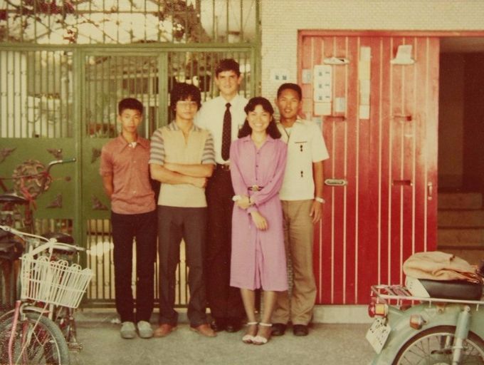(1981年?)吉利街教堂一樓門口