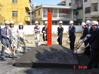 2005年  11月5日  豐原教堂動土典禮
執鏟者左起〈只拍到手〉姜紀程弟兄、張瑞昇會長、林鄭曉娟姊妹、營造公司代表(女)、建地代表、張志勳會長、謝宗達弟兄、毛凱平弟兄、張庭華弟兄、黃仲傑會長、？、阮瑞昌會長