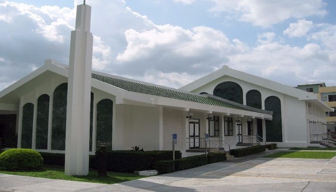 屏東教堂 – 1983年落成，1986.1.15奉獻，2000.9.9開始增建二樓與後方教室，2006.8第二次擴建增加康樂廳，2007.8.25奉獻
屏東市大連路60-22號
