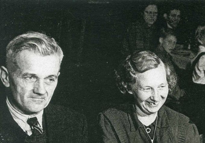 Fra venstre mod højre: Valdemar - Carla - Mormor og Morfar.