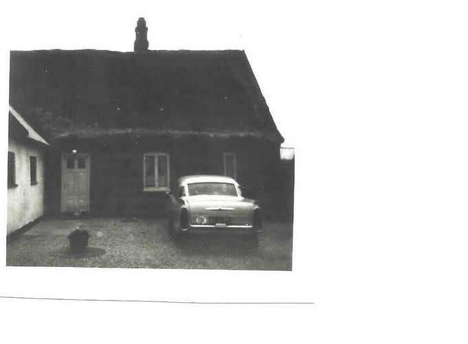 Her vi i Kongsted Nymark fars Vauxhall Cresta står i gården, billedet er fra omkring 1960 erne.