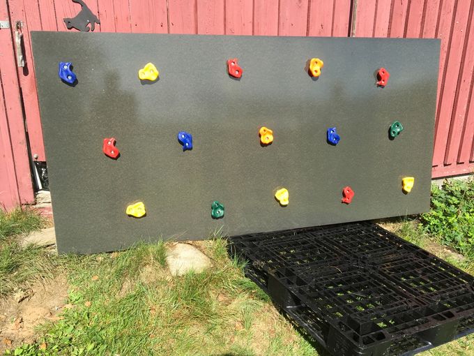 Klättervägg för inomhus eller utomhus fr 240cm till 120cm 
15 klättergrepp pris  2200kr