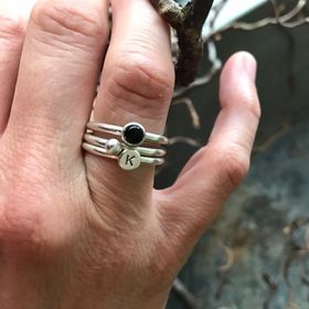 RING ONYX, KULA OCH PLATTA MED BOKSTAV