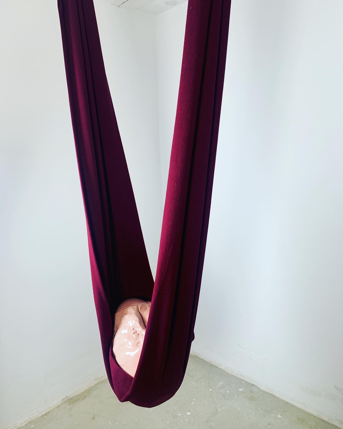 "Extended Gravity" #11, 2022, stof, stentøj, 155x64x25 cm.