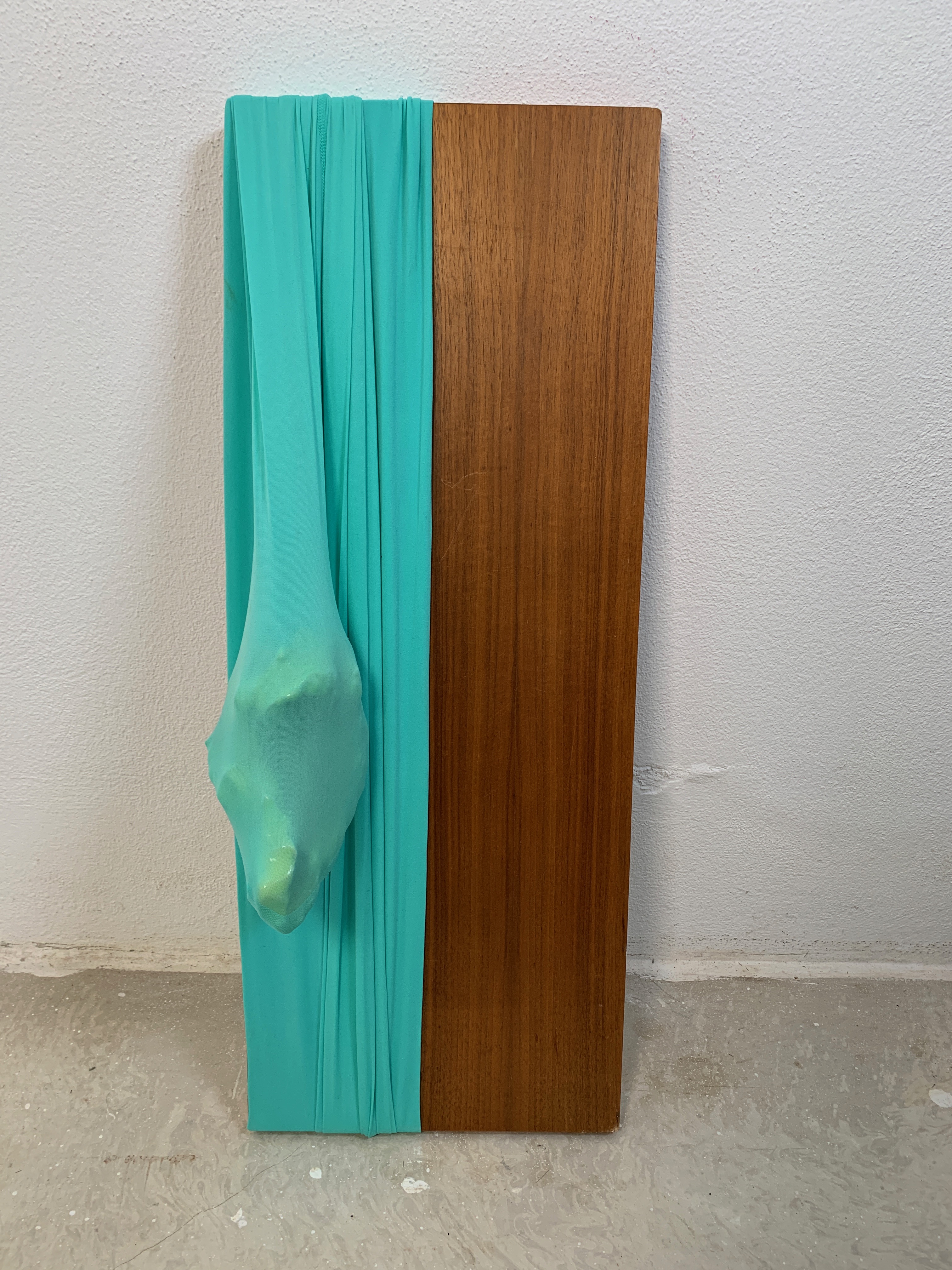 "Extended Gravity" #7, 2022, stof, træplade, stentøj, 70x30x21 cm.