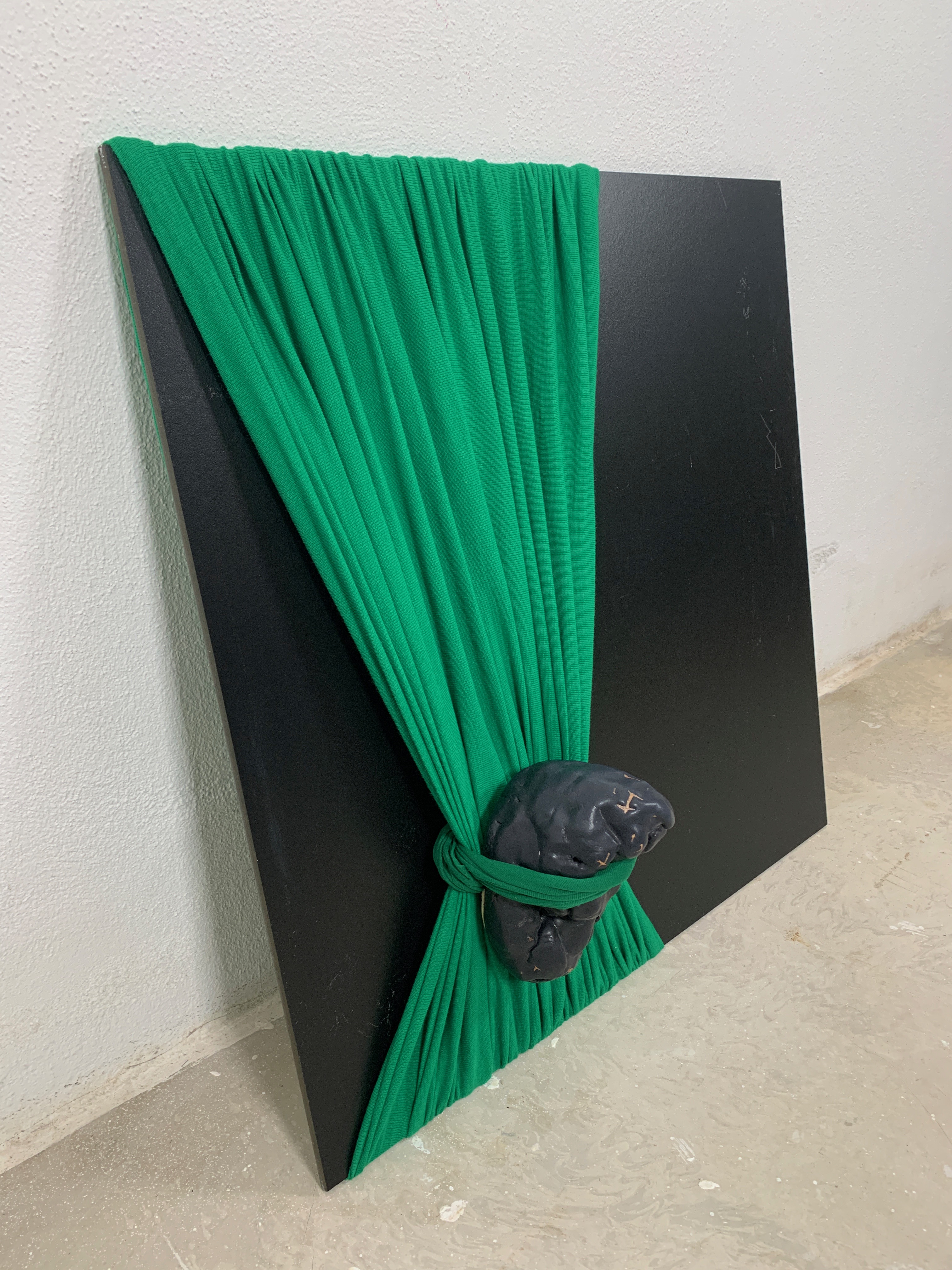 "Extended Gravity" #8, 2022, stof, træplade, stentøj, 61x61x28 cm.