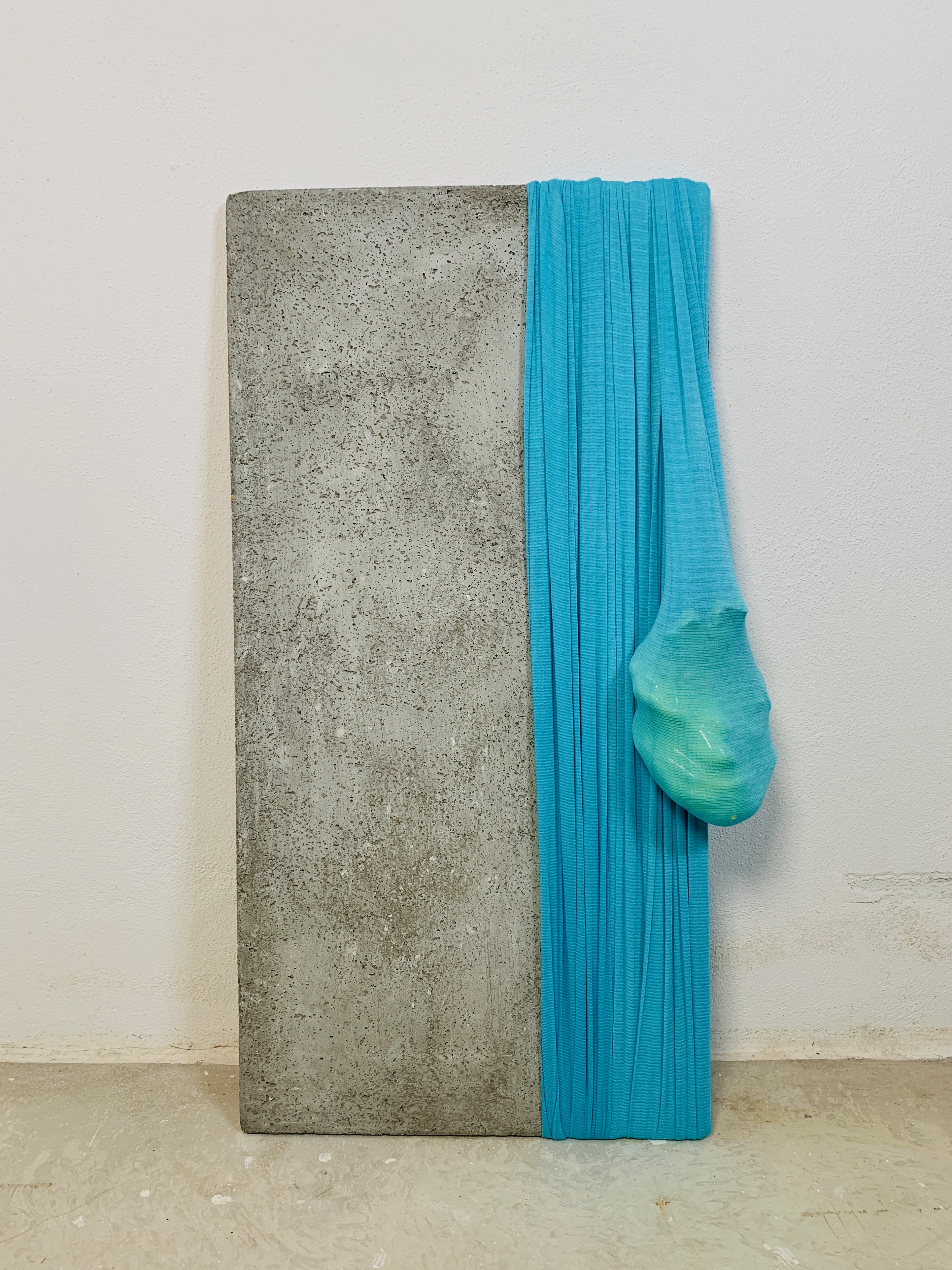 "Extended Gravity" #9, 2022, stof, stentøj, betonplade, 80x46x22 cm.